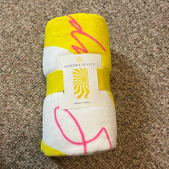 🎉 HP 🎉 🆕 Kendra Scott Shine Beach Towel - Picture 2 of 10